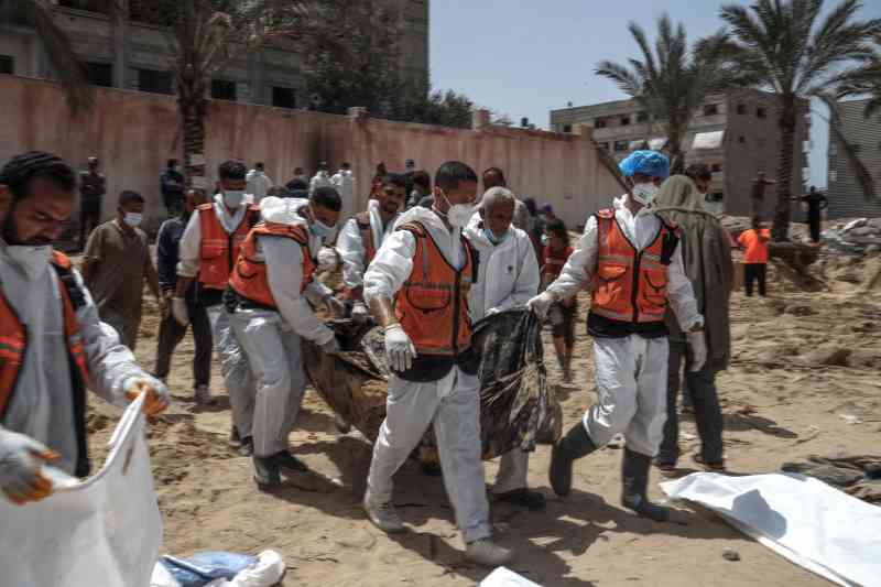 Los familiares de los palestinos muertos en el asedio al hospital dijeron que los cuerpos habían sido amontonados unos encima de otros